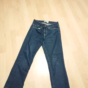 Jeans - Blåa jeans från New House. Lågmidjade och raka ben. 