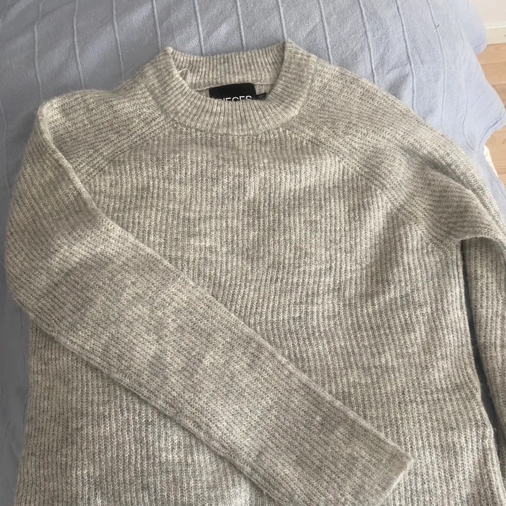 grå stickad tröja köpt på nelly, använd typ 2 ggr säljer för 80kr +frakt❤️. Tröjor & Koftor.