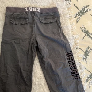 Byxor med linjer på sidorna - Supercoola byxor köpta second hand! Sitter bra i längd för dig som är kort! Väldigt fint skick. 