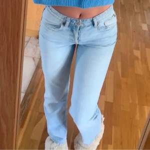 (lånad första bild) Ljusblå jeans från gina som sitter precis som på bilden, sitter som de populära Zara jeansen. Slits i slutet av byxbenen och helt utan defekter!  Storlek 34 men passar även 36. Köpta för 499kr, säljer för 299kr😊