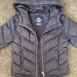 Svea jacka st 150 - Marinblå Svea jacka st 150, superfint skick. 🌸Förutom att dragkedjan till en fickan har delat sig, se bild. Går att laga. og pris är 1299. Pälsen är avtagbar. ☀️