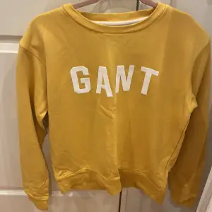 Rn jättefin gul Gant tröja som är i jättebra skick. Använd ett fåtal gånger och är som ny! Köparen står för frakten 🫶🏼