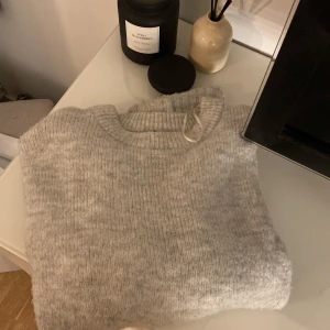 Stickad tröja  - Jätte mysig ljusgrå stickad tröja Perfekt nu till höst/vinter  Stolek M men passar S också 