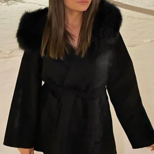 PÄLSKAPPA - Säljer denna kappa pga fel strl. Den är väldigt bra använd, alltså kommer den i bra skick. Säljer pga den är förstor. Kan byta mot en XS som är i samma bra skick! Den är köpt för 2500kr 