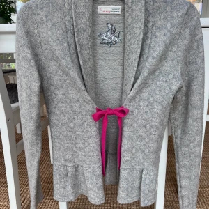 Odd Molly-kofta, strl 1 - Kofta från Odd Molly, superfint skick. Ylle, strl 1. Frakt betalas av köparen.