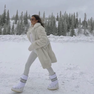 Vita moon boots i nyskick🤍 - Säljer mina vita moon boots i storlek 39 men är typ ONESIZE fits all eftersom min pojkvänn me storlek 45 och min lillebror me storlek 37 kan andvända dem hehe. Perfekta vinterskor nypris 1800kr