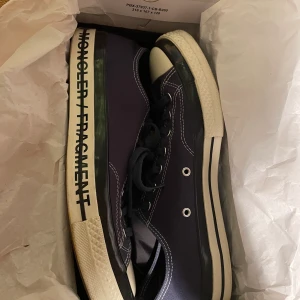 Moncler Converse - Moncler Converse X Fragment, strl 43. Använda ett fåtal gånger, extremt fint skick. Köpta i Monclers butik, kvitto och allt og finns.