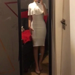 But klänning - Vit klänning som jag hade på mig bara en gång. Väldigt stretch material. Har inga bilder backifrån men den har en liten slit (10cm kanske) i mitten. Jag är 166cm. ☺️