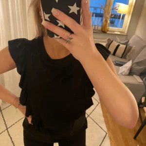 Svart volangtopp  - Söt topp med volanger från Monki i skönt mjuk material💗perfekt till fest  Använd en gång så bra skick!