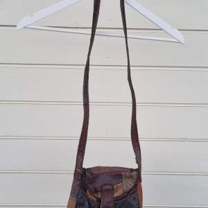 I bought this brown cross body bag second hand, I never used it and its in good condition.