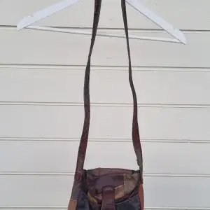 I bought this brown cross body bag second hand, I never used it and its in good condition.