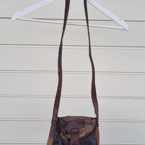 Brown Crossbody Bag  - I bought this brown cross body bag second hand, I never used it and its in good condition.