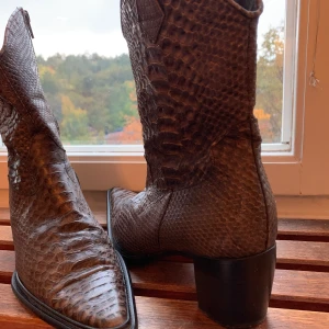 Skinn boots  - Skinn boots str 40 brun melerade, strips på insidan  Klack ca 5-6 cm, fint skick 