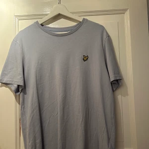 Lyle scott  - Lyle scott T-shirt storlek L men passar även dig som bär M Den är i mycket gott skick.  