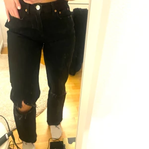 90s Jeans - Jeans med hål i knäna från Gina tricot, fint skick, passar även en S 🫶🏼