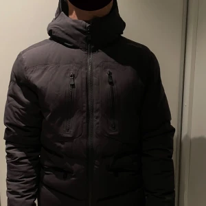 Sail racing jacka  - Sail racing vinter jacka i fint skick, storlek medium. Ordinarie pris 6000kr. Skriv vid fler frågor✨