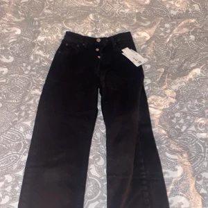 Jeans i strl 32 - Helt nya jeans från zara aldrig använda, då jag beställde i fel strl. Prislappen är kvar. Nypris 400! Mitt 300