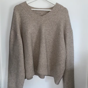 Stickad tröja  - Jätte fin och skön stickad tröja från Weekday i bra material. Köpare står för frakt🤍