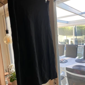 Lång kjol med slits  - Lång kjol från h&m med slits!! 50kr, köparen står för frakt 🖤🖤