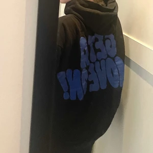 Svart hoodie med tryck - Svart hoodie med tryck fram och bak från uniqlo. Använd några gånger, storlek M 💙