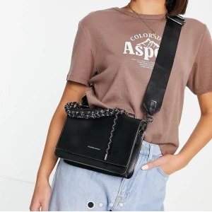 Axelremsväska från Asos. NYSKICK - Köpt från Asos i somras. Använd en gång. Nyskick! 