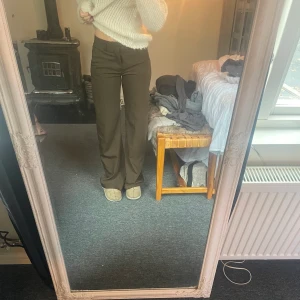 Kostymbyxor  - Så fina kostymbyxor nu inför hösten, lågmidjade och lång modell! Säljer då de börja bli för små, byxorna är i storleken xs men skulle säga att de är rätt stor i storleken då jag själv brukar ha s/m :) !köparen står för frakten!