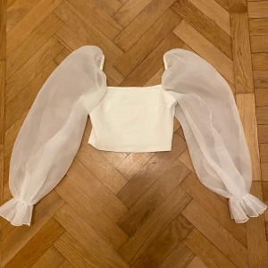 Blus croptop - Jättefin blus med underbara ärmar, som är puffiga hela dagen/kvällen! Stretchigt material i övrigt. 