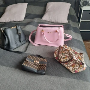 Väskor - Väskor dom små 50 kr styck d3n rosa 100 kr ,nya