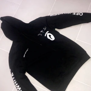 Off white Hoodie  - Hoodie  Svart , med vit text 