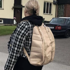 Douchebag  - Jättefin douchebag, 15L, väldigt sparsamt använd, den perfekta skolväskan där man får plats med alla sina saker🙏🏻 Kan gå ner i pris vid snabb affär💕