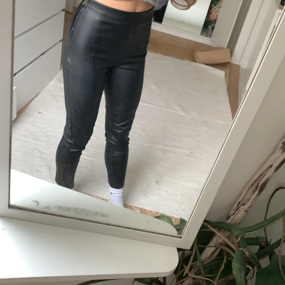 Skinnbyxor från Gina Tricot, nästintill helt oanvända!! Storlek XS och är lite lite för korta för mig som är 163 så skulle säga dom passar 160 och under . Jeans & Byxor.