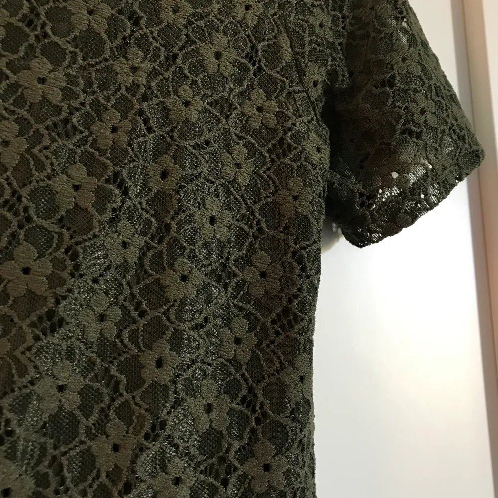 En mörkgrön spetsklänning från H&M i storlek 38, passar S/M. Färgen framkommer bäst på sista bilden. Väldigt bra skick. . Klänningar.