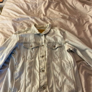 Jeansjacka storlek S  - En väldigt fin jeansjacka från Lager 157. Jackan är väldigt stor i storleken. Färgen är en blandning emellan ljusblå och vit.