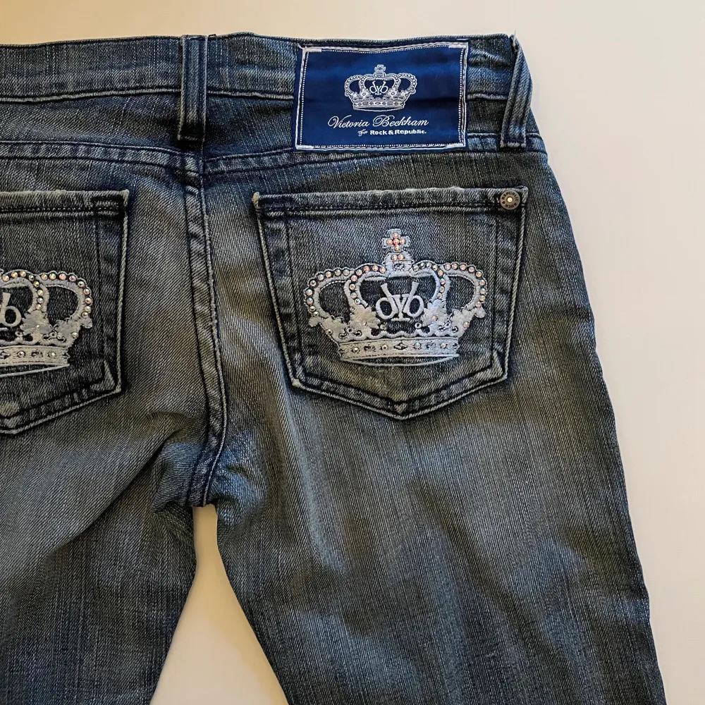 Säljer dessa superfina Victoria Beckham jeansen i bra skick❤️‍🔥. Jeans & Byxor.