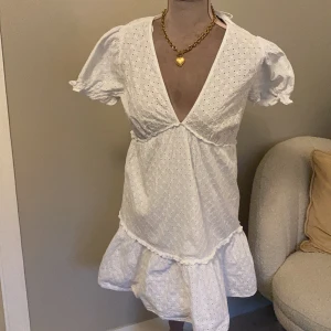 Zara klänning  - Jag säljer den här super söta klänningen från Zara. Jag har använt den 2 gånger men den är i jätte bra skick. Den är i storlek XS men fungerar även som S❤️