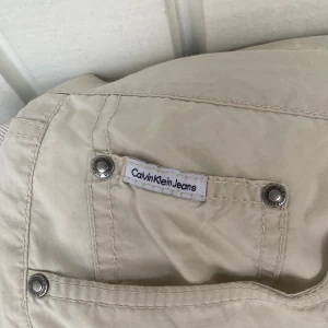 calvin klein byxor  - vita raka tygbyxor från calvin klein.