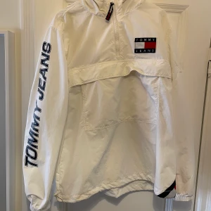 Windbreaker - Vindjacka från Tommy Jeans. Väldigt bra skick. Kan mötas upp i Stockholm.