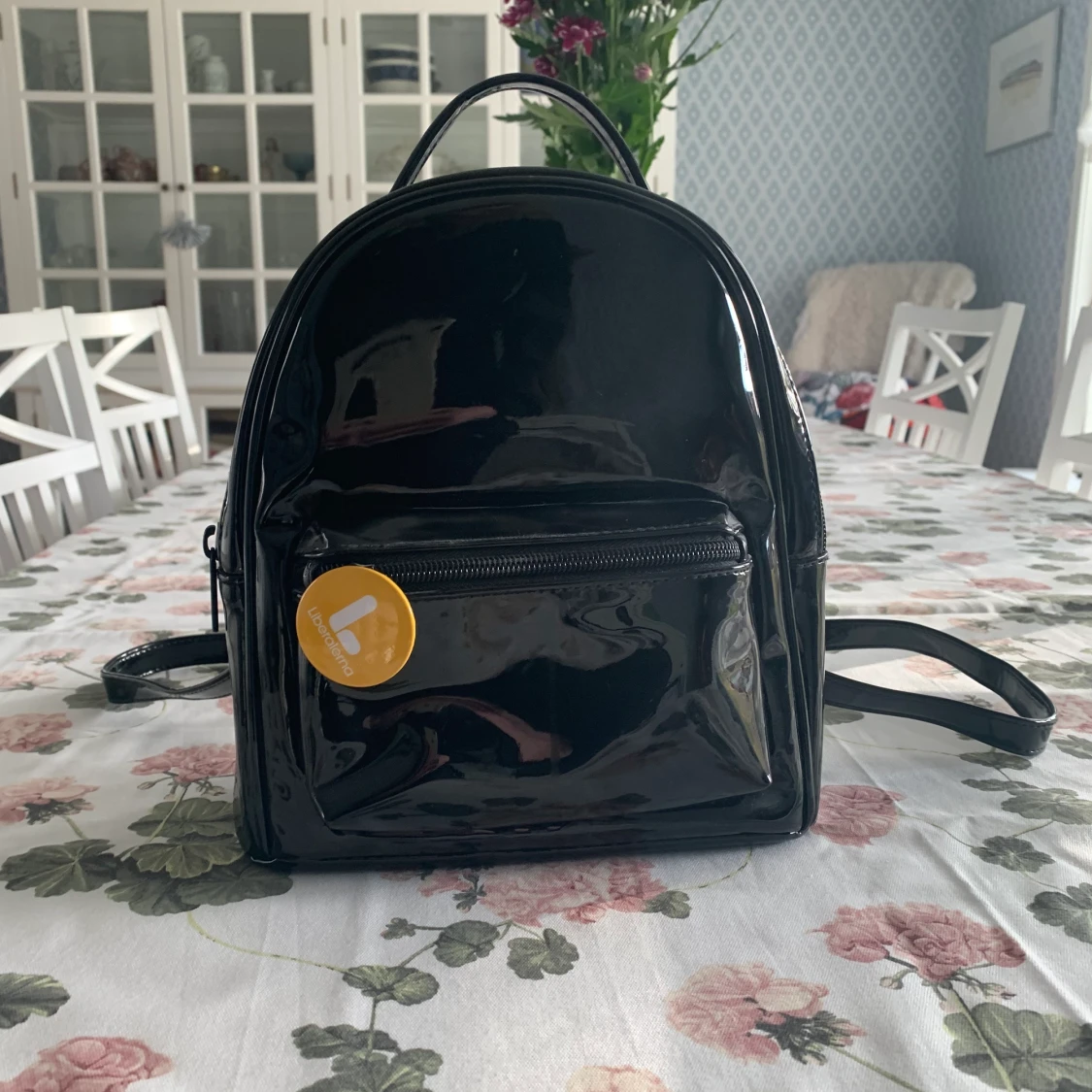 Liten söt lackväska 🖤