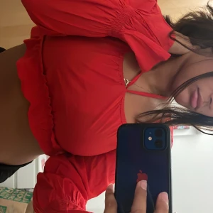 Topp na-kd - Röd topp från na-kd. Kan knytas på bröstet eller över halsen. Supersnygga armar och lite volanger i slutet av toppen❤️