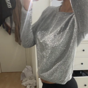 Tröja i glitter silver - Så coolt tröja i glitter 