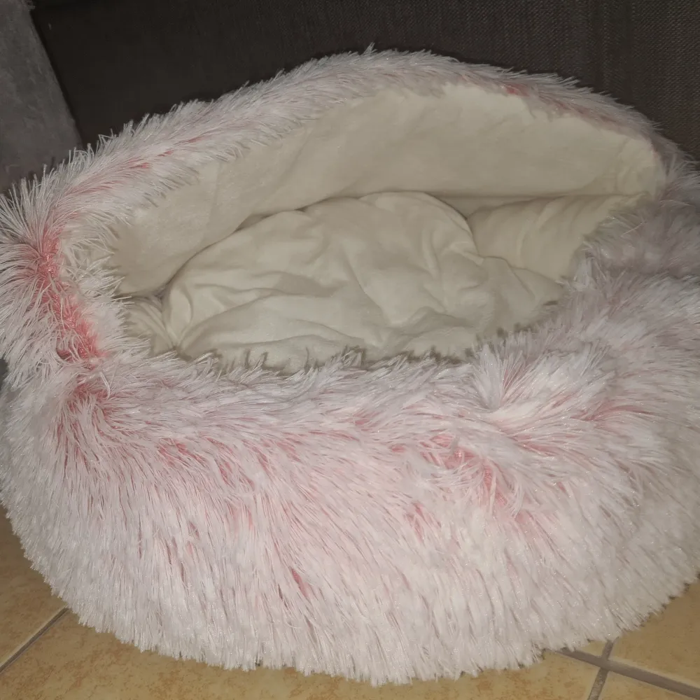 Helt ny kattsäng med måtten 45x45cm i diameter ned vändbar dyna! Fin och mjuk säng men min katt gillade tyvärr inte denna typ av säng.  Hämtas i Karlstad, Falun/Borlänge men kan även skickas mot att köparen betalar frakt.. Övrigt.