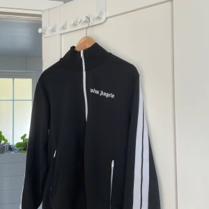 Palm Angels - Säljer en fin Palm angels tröja🌴  Storlek L men passar som M Finns QR kod att skanna.  Cond - 8/10