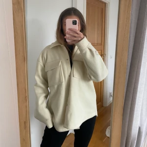 Krämvit / beige jacka - Säljer denna sååå fina jacka i storlek M❤️ Då detta va min favoritjacka väldigt länge är den väl använd och därav säljer jag den såpass billigt 🥰