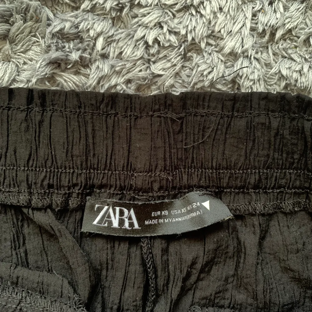 Säljer dessa byxor från Zara, knappt använda. Vid intresse tveka inte att kontakta!😍. Jeans & Byxor.