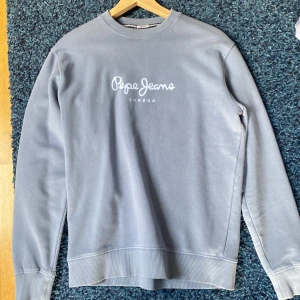 Pepe jeans sweatshirt blue storlek S - Imprincip oanvänd tröja från pepe jeans storlek S. Sitter bra i passform för storleken. Köpt för 700kr originalpris hos Zalando. Frakt betalas av köparen.