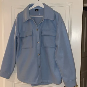 Skjortjacka - Ljusblå skjortjacka från GinaTricot, lite nopprig, storlek M, 100kr+frakt