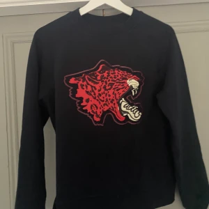 Zadig sweatshirt - Säljer denna fina Zadig sweatshirt då den aldrig kommer till användning. Den är i bra skicka och använd Max 3 gånger. Den är i storlek s, skulle även kunna passa xs.  