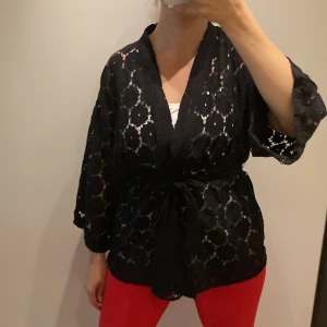 Spetskofta - Snygg svart spetskofta med knytskärp i midjan.  Strl M men passar S-L.  Hel och ren. Inga anmärkningar.  Rök- och djurfritt hem.  Rensar ur min walk-in-closet, så kolla in å fynda. Samfraktar gärna. 