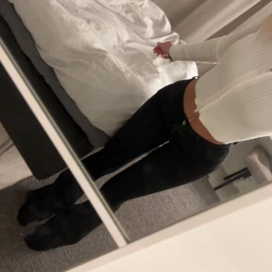 Bootcut jeans Lågmidjade  - Svarta bootcut (lite Lågmidjade), superfina men använder inte längre. Är 167 och dem sitter på på längden 🤍🤍