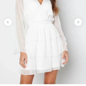 studentklänning från bubbleroom - säljer min överblivna alina frill dress från bubbleroom i storlek 38  som aldrig kom till användning under min student då den inte var i min storlek. jag hade samma klänning fast en storlek mindre, i mitten på andra bilden. frf  kvar i orginalförpacknig!